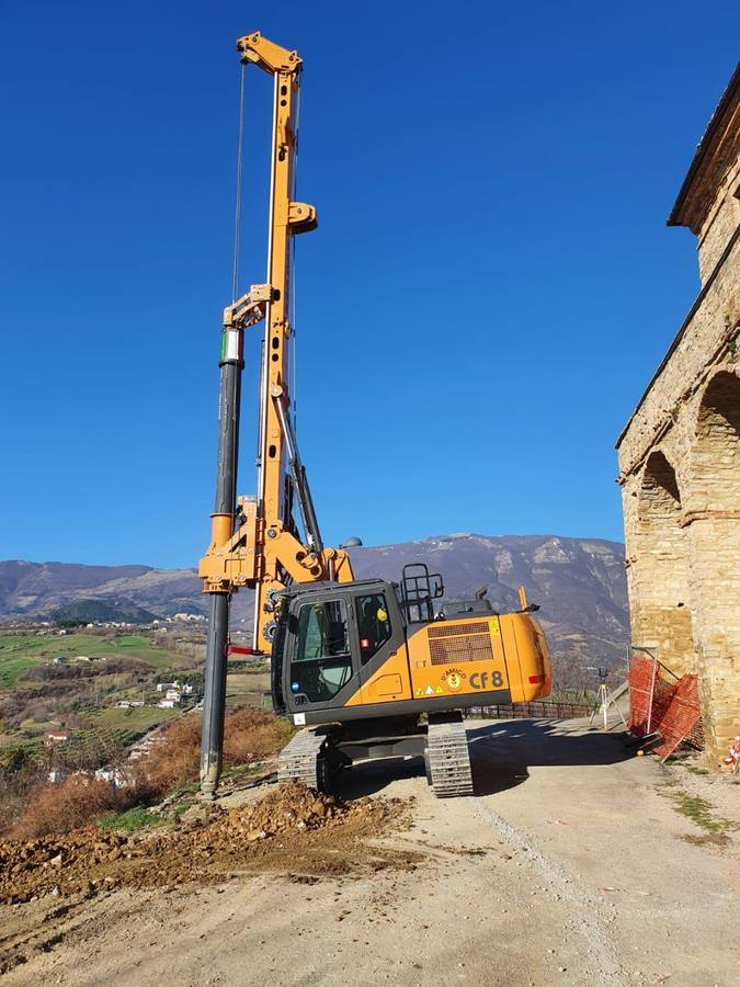 Perforatrice al lavoro su un cantiere in collina