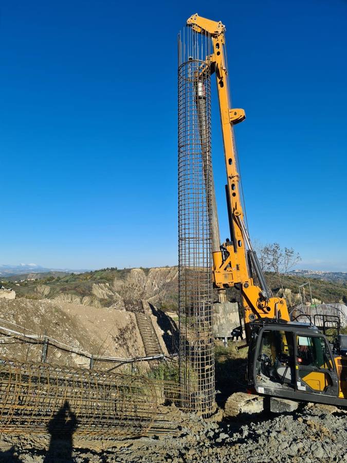 Calata di una gabbia d'armatura in un foro di perforazione