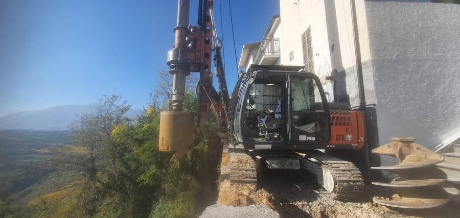 Perforatrice con elica a fianco di un edificio residenziale