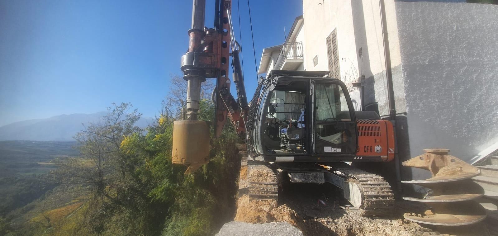Perforatrice con elica a fianco di un edificio residenziale