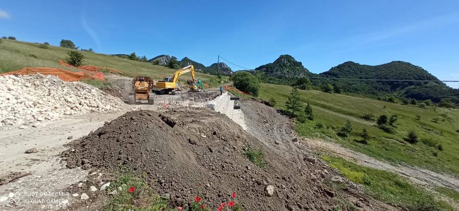 Cantiere di movimento terra con escavatori