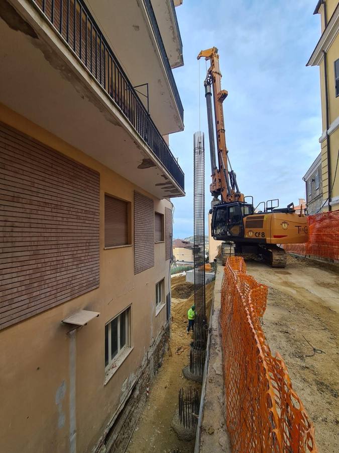Calata di una gabbia d'armatura in una fondazione