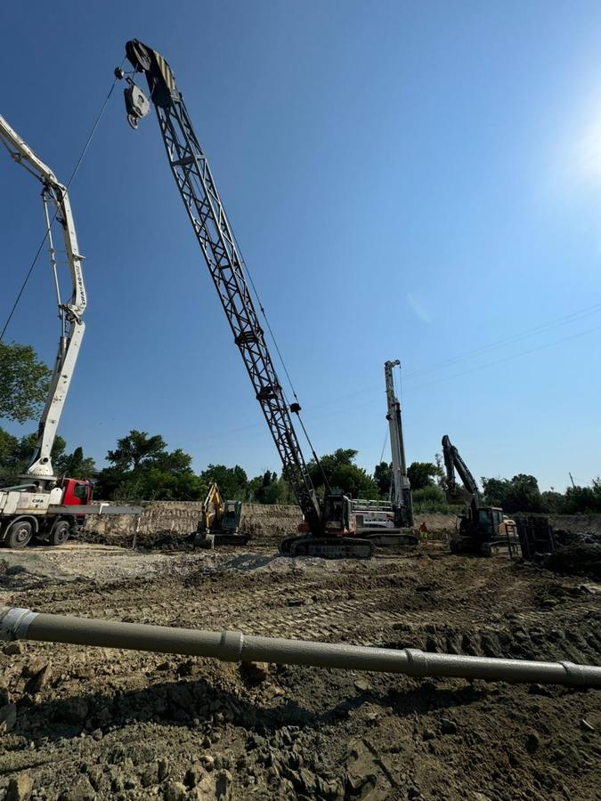 Pompa per calcestruzzo, gru e escavatori in cantiere