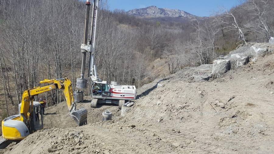 Perforatrice HR 120 su strada sterrata tra i pali di fondazione