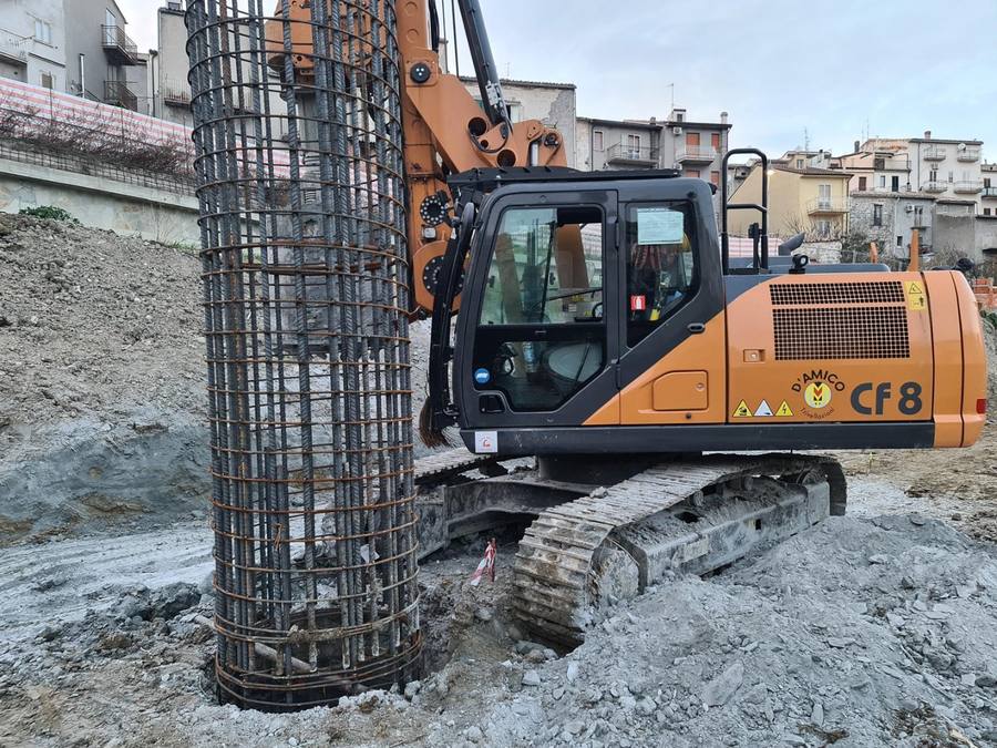 Perforatrice CF8 in posa di una gabbia d'armatura presso abitazioni