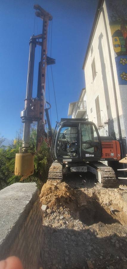 Perforatrice CF6 in spazio ridotto accanto a un edificio