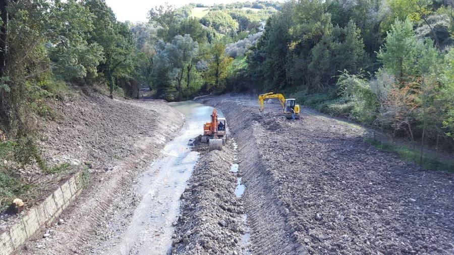 Scavo di un canale di drenaggio rettilineo
