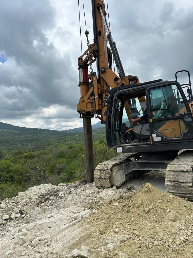 Perforatrice al lavoro su una strada di montagna