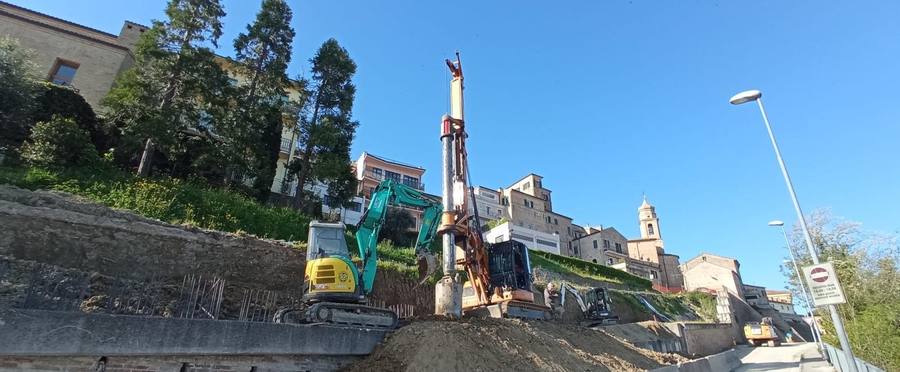 Mezzi su pendio terrazzato sopra la strada