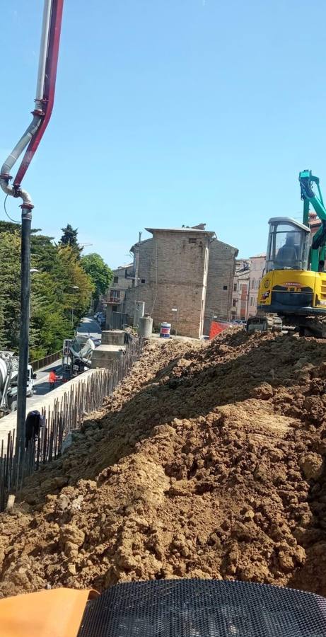 Cumulo di terra di scavo in cantiere