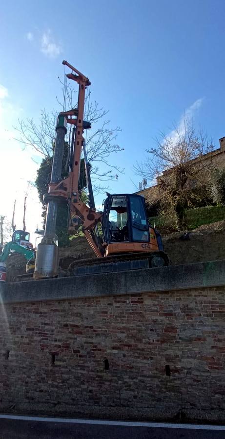 Perforatrice appoggiata su un muro di pietra esistente