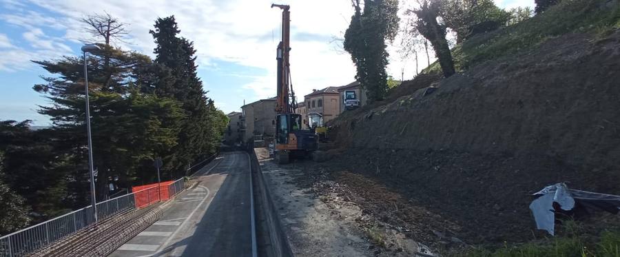 Cantiere stradale con perforatrice e gabbie d'armatura